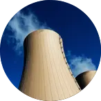 centrale nucleaire qui fume ciel bleu