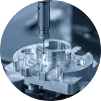 machine tridimensionnelle en train de contrôler une pièce usinée